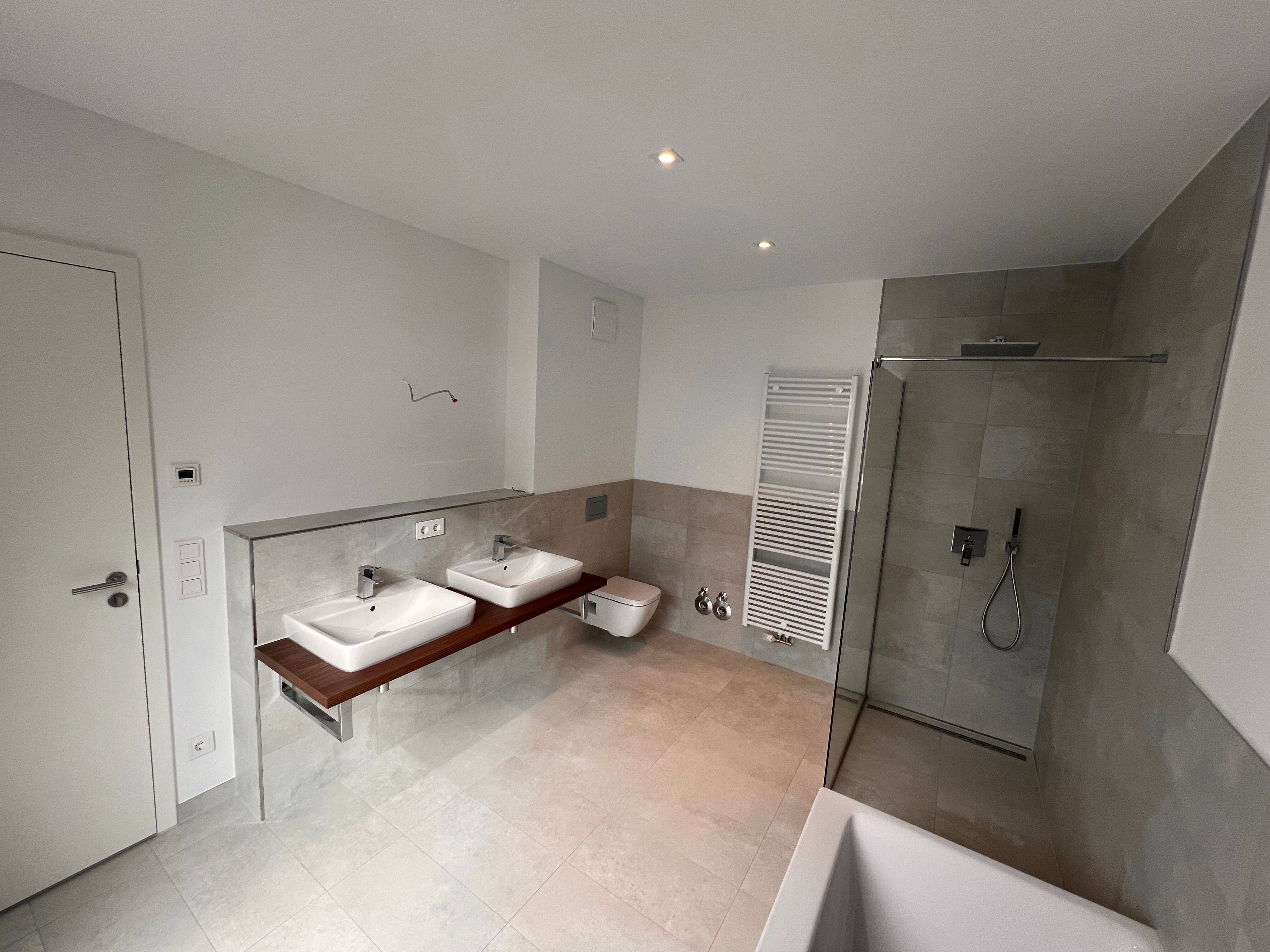 NEUBAU mit 5-Zimmern / 70m² WOHNEN / 2 x TERRASSEN / BLICK in den AUENWALD / KAMIN / 2 x TG-SP / ca. 7.000m² eingezäunter Gemeinschaftsgarten