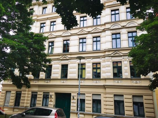 Helle 2-Zimmer-Wohnung mit Balkon in bester Lage in Stadtfeld Ost