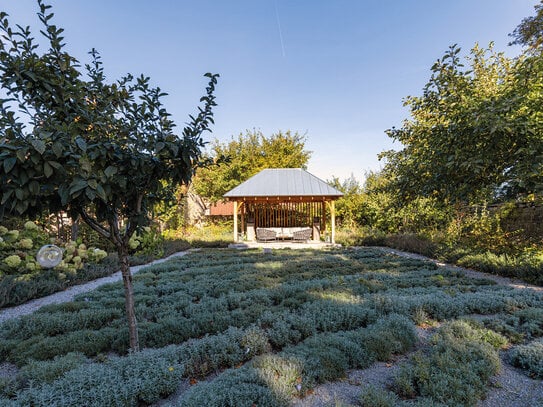 Tradition im Detail - umfangreich saniertes Pfarrhaus mit malerischem Garten