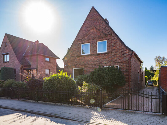 Gepflegtes Zweifamilienhaus mit Stellplatz auf großem Südgrundstück in Billstedter Bestlage