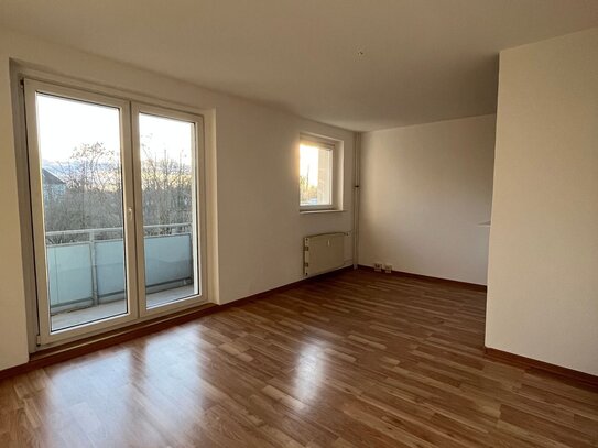 !Ab sofort! // 4-Raumwohnung // Balkon mit Blick ins Grüne // Aufzug // PKW-Stellplatz