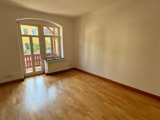 Helle 2-Raumwohnung mit Balkon und Garage in Renovierung.