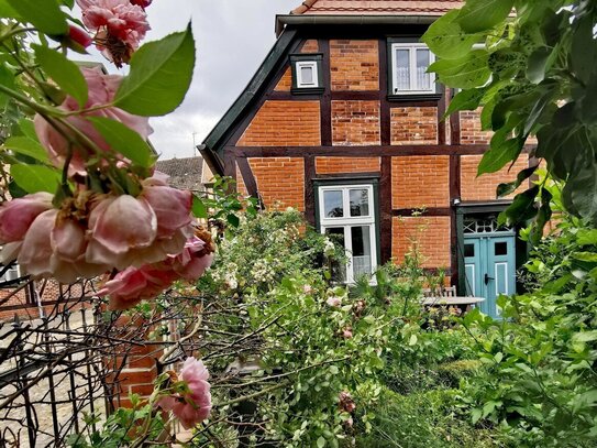 Fachwerkhaus mit Traum-Rosengarten - saniert - individuell