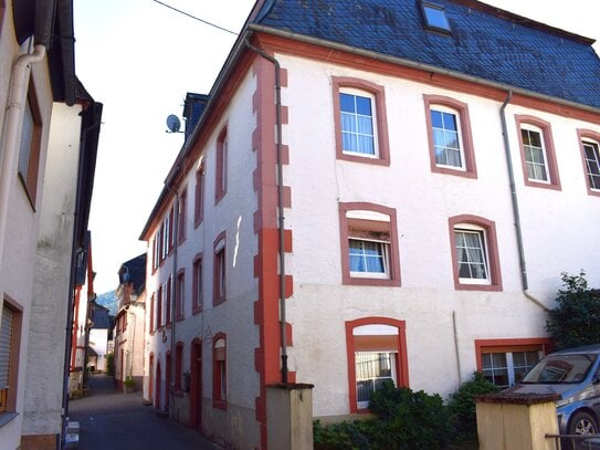 Altes 'Zehnthaus' mit 2 Garagen und Terrasse in St. Aldegund