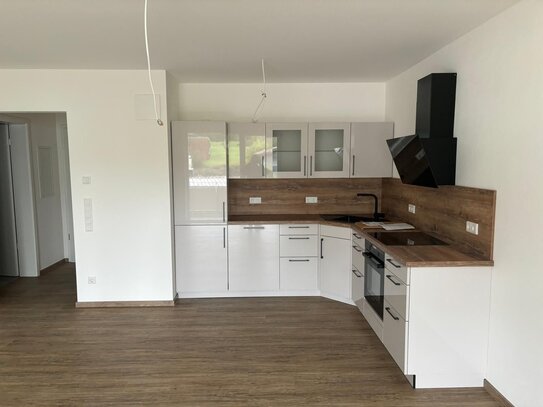 Neue 2-Zimmer-Wohnung mit Balkon, EBK, Lift und 1 Carport und 1 Stellplatz in Pegnitz