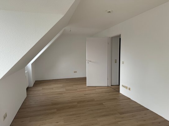 Traumhaftes DG-Apartment Wohnung frisch renoviert! Schön gelegen in Urdenbach!