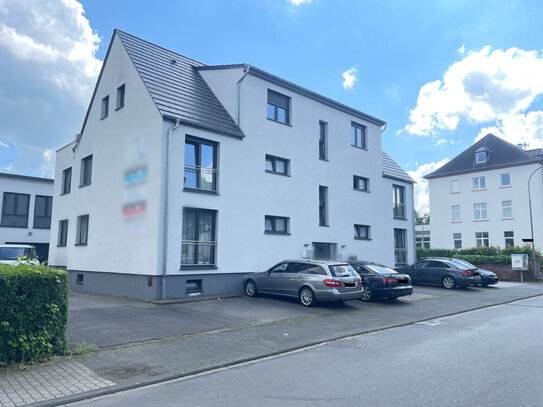 Moderne Erdgeschosswohnung mit Balkon und Stellplatz