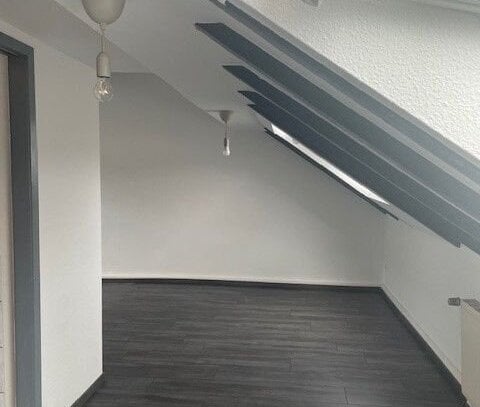 Helle Dachgeschosswohnung in zentraler Lage