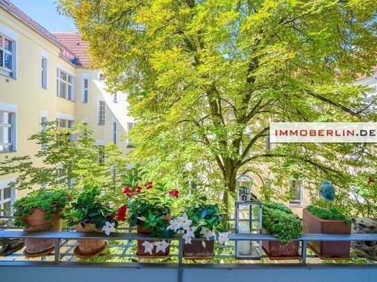 IMMOBERLIN.DE - Charmante Stuck-Altbauwohnung mit Westloggia & Lift in Toplage