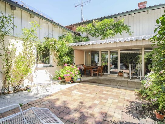 Gepflegter 5-Zi.-Bungalow mit Garten, großzügiger Terrasse und Sauna sowie Garage