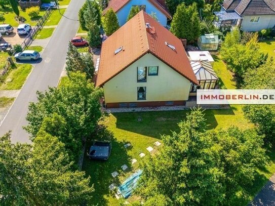 IMMOBERLIN.DE - Sehr attraktives Einfamilienhaus mit Sonnengarten & Garage in naturverbundener Lage