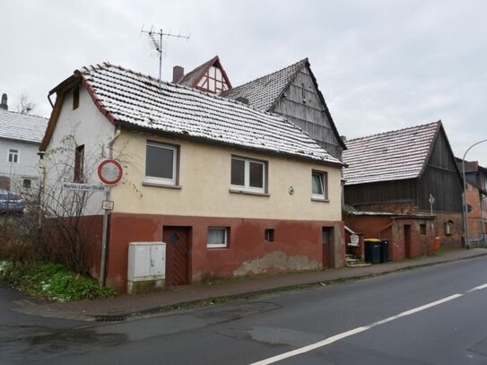 Aufenau: kleines Wohnhaus mit Nebengebäude für den geschickten Handwerker