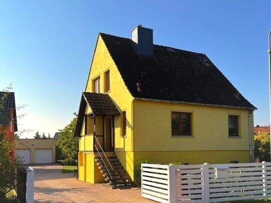 Einfamilienhaus mit Terrasse, Kamin, Doppelgarage und kleinem Bungalow