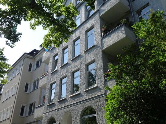 Schöne 3,5 Zimmer Hochparterre Altbauwohnung mit Balkon