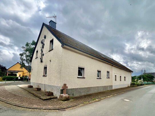 Großzügiges, ehemaliges Bauernhaus mit angrenzender Scheune und Baugrundstück.