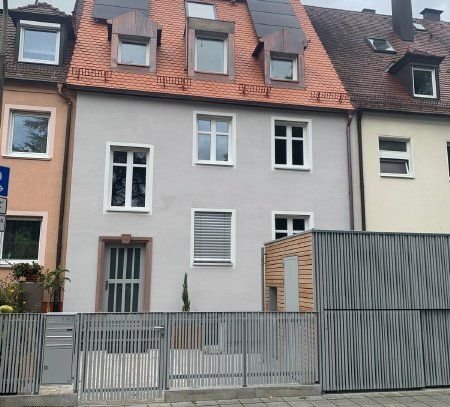 **Erstbezug nach vollständiger Sanierung Maisonette-Wohnung mit Loggia, Einbauküche und vielen Extras in exponierter La…