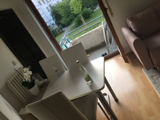 Helle teilmöblierte 2-Zimmer-Wohnung mit Balkon mit allem, was Sie brauchen im Univiertel zu vermieten