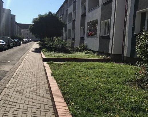 Im Erdgeschoss liegende 2-Zimmerwohnung in Fermersleben mit Badewanne, Balkon.