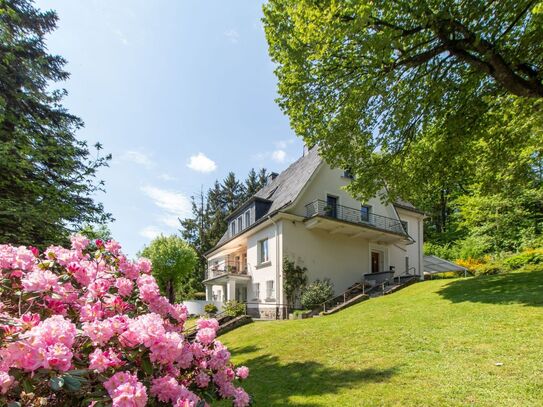 Repräsentativ und weitläufig: Klassische Villa mit 2 WE am Rande von Lüdenscheid