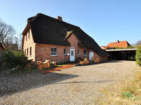 Mitten im Dorf - Doppelhaus unter Reet