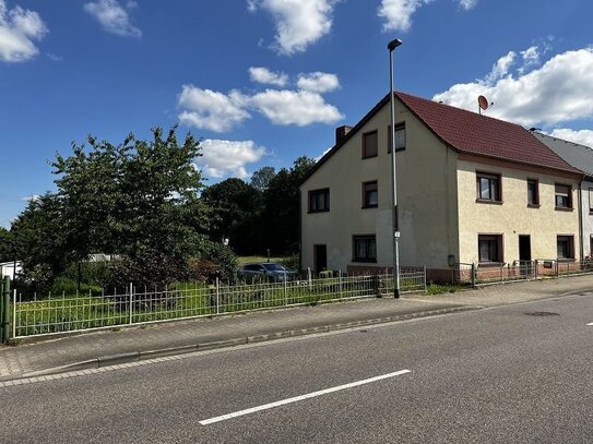 Flößberg OT Frohburg: Großes Wohnhaus mit schönem Grundstück, auch für zwei Familien nutzbar!