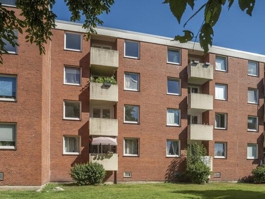 Zeitnah bezugsfrei! Vollständig renovierte 3 ZKB-Balkon-Wohnung in Leer-Leerort