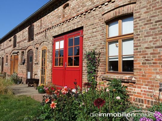 Liebevoll sanierter Bauernhof mit Backsteinscheune und großem Stallanbau