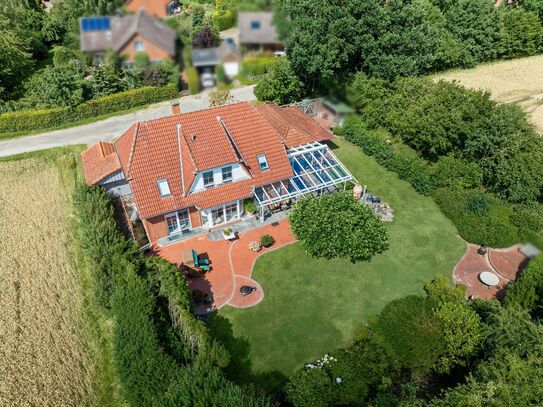 Unverbaubare Sicht: Einfamilienhaus mit Garagenhaus auf großem Grundstück bei Hohwacht