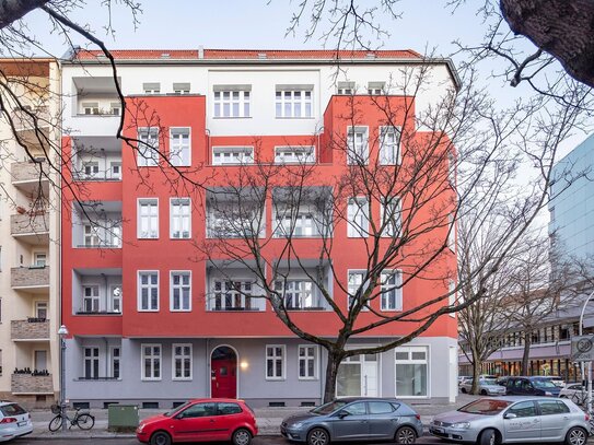 Investment in City West! Charmante 2-Zimmer Altbauwohnung mit Balkon!