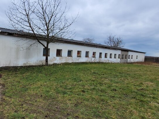 Bauerwartungsland mit bestehendem mehrstöckigem Objekt, sowie einer Lagerhalle