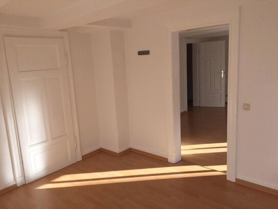 Schöne 2 Zimmer Altbau-Wohnung in zentraler Lage