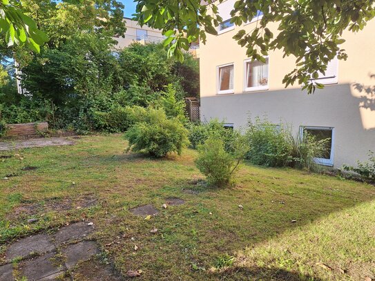 136 m², 5 Zimmer, 2 Küchen, 2 Bäder verteilt auf 2 zusammen gehörende Wohnungen im 1.OG und Gartengeschoss des Hauses.…