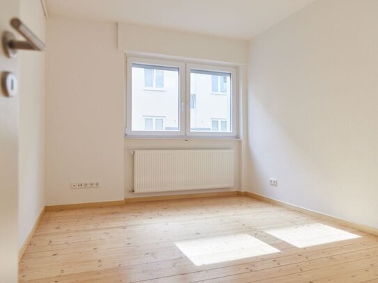 KOMPLETT NEU RENOVIERT: 2-Zimmer-Wohnung mit großen Balkon