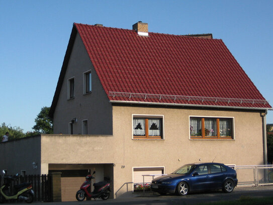 Zentral gelegen und urgemütlich! Einfamilienhaus mit Sonnenterrasse, Garten und Garage in Pößneck