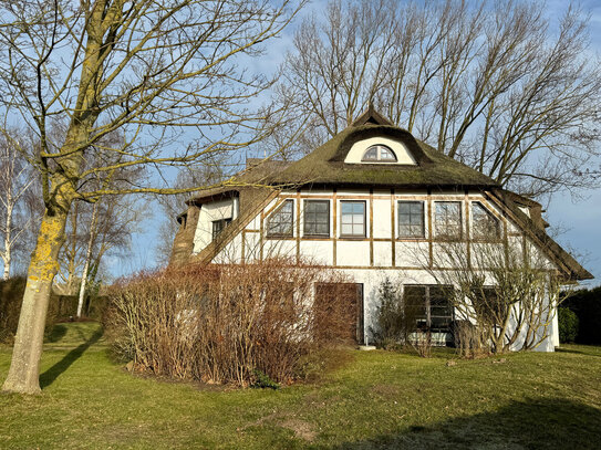 Wohnung mit großer Eckterrasse im rohrgedeckten Landhaus