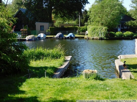 RESERVIERT - Kapitalanlage - Wassergrundstück mit Blockhaus und kleinem Hafen