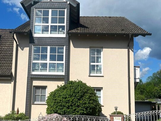 Zweifamilienhaus mit kleinem Garten in beliebter Lage von Goldbach