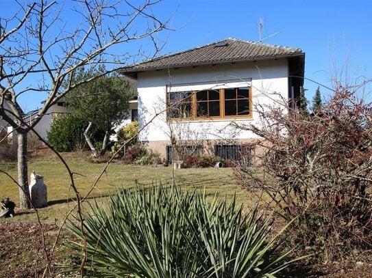 Bungalow, renovierungsbedürftig in ruhiger Lage zu verkaufen.