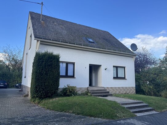 Gepflegtes und vermietetes Einfamilienhaus mit sep. Baugrundstück in schöner, ruhiger Wohnlage