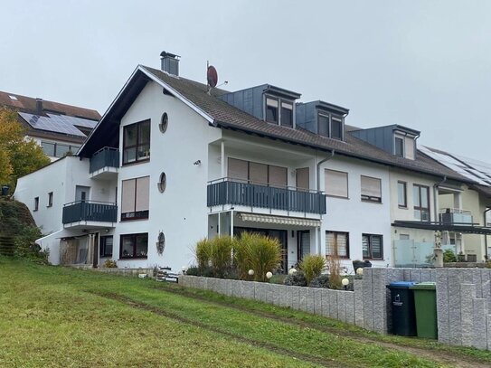 Sehr schöne EG 3,5 ZW + 2 125qm(150qm) mit 3a großem Garten Im Dreifamilienhaus