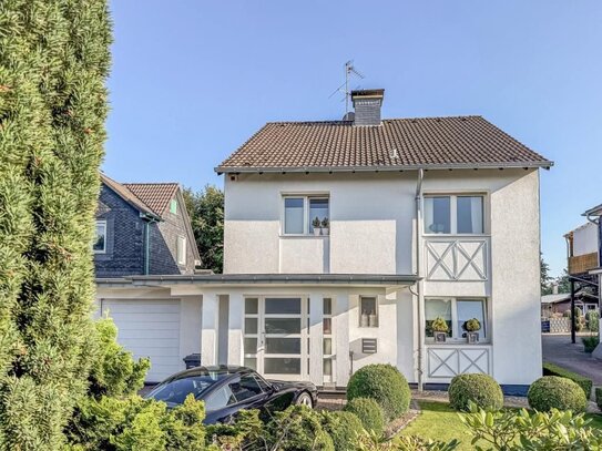 Freistehendes Einfamilienhaus mit Doppelgarage mit Hauszugang * Wohnliche-Nutzfläche 187 m² * Garten- und Dachterrass...