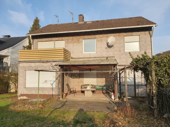 Zweifamilien-Wohnhaus mit Garagengebäude in Horn-Bad Meinberg-OT Leopoldstal. 10 km von Dt. Ideal für Handwerker!