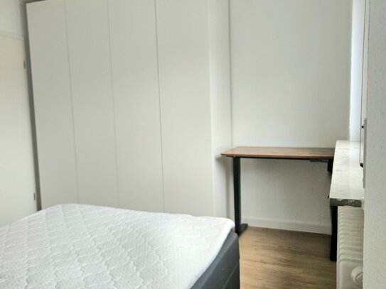 Möbliertes Zimmer in einer 3er-WG, neu renoviert mit Balkon und zentral gelegen.