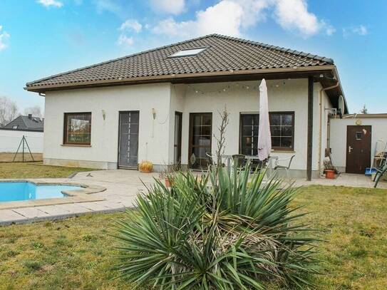 *Bungalow in traumhafter Lage* *196m² Wohnfläche*Pool* Doppelgarage*2 EBK*2 Bäder* *provisionsfrei*