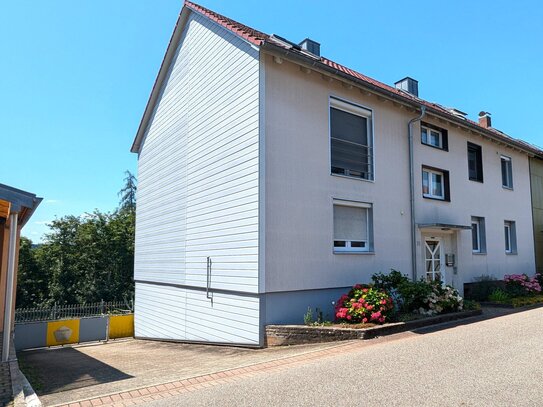 Eigennutzer, Kapitalanleger oder beides * Modernisiertes Dreifamilienhaus mit tollem Ausblick *