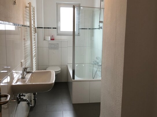 ***gemütliche 2 Zimmerwohnung, Küche, gr. Diele, Wannenbad ***