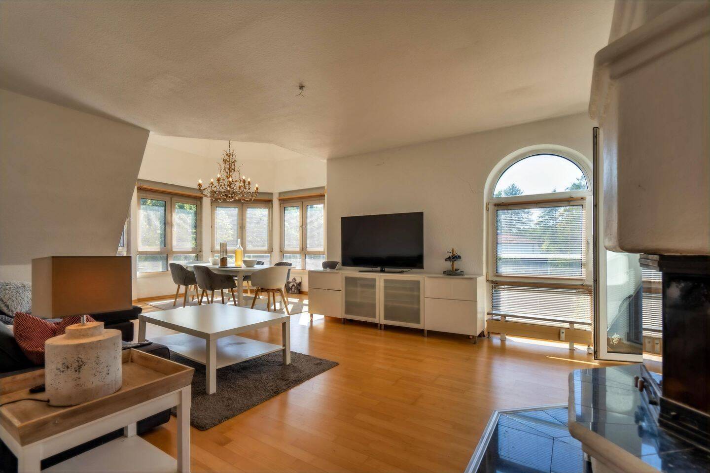 Wohnung mit Kamin, Loggia, Balkon & Tiefgaragen-Stellplatz