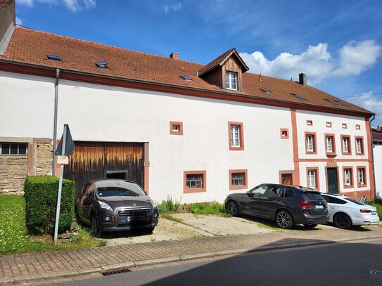 SCHÖNES SANIERTES BAUERNHAUS MIT 5 VOLL VERMIETETEN WOHNEINHEITEN + GARTEN + SCHEUNE/WERKSTATT + ELW IN RUHIGER LAGE VO…