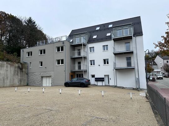 Helle Loft/Dachgeschosswohnung mit EBK, Fussbodenheizung, Balkon, Parkplätze