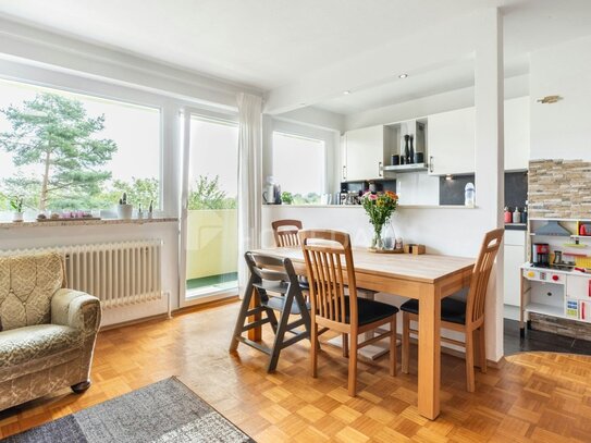 2009 komplett modernisierte 4-Zimmer-Wohnung mit großer Loggia und Blick ins Grüne. Erbpacht!